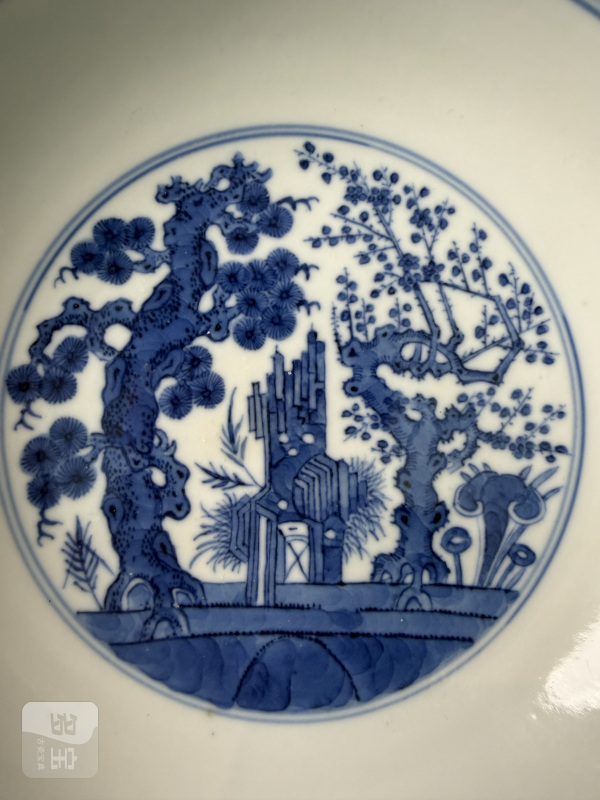 清同治 青花内岁寒三友外庭院仕女婴戏图盘 - 图8